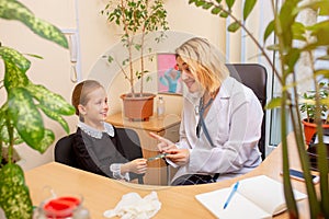 Paediatrician doctor examining a child in comfortabe medical office