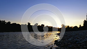 Paesaggio al tramonto sul fiume - 6K