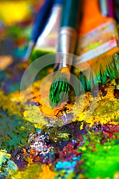 Paint brushes to the painting palette with colors