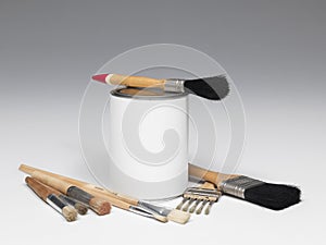 Paint pot and set of paintbrushes