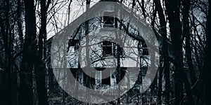 wojna na ukrainie opuszczony dom photo
