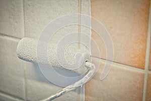 Painting old tiles in the kitchen or bathroom white with a small roller and two component paint