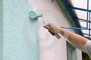Painting wall with a roll in green