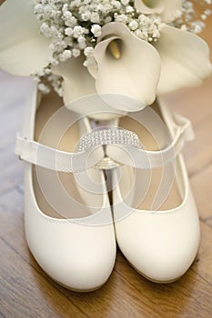 Pair of brides shoes with weddig boquet