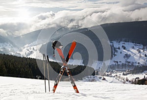 Un par de cruz esquís en la nieve alto montanas 