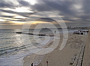 Paisaje marino de playa con mar y cielo nublado photo