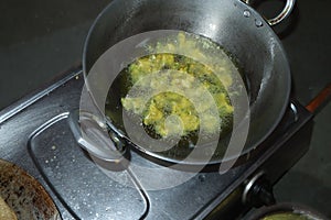 Pakode deep_fried in the pan
