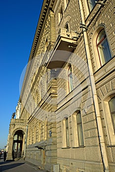 Palace embankment through the eyes of a pedestrian on the sidew