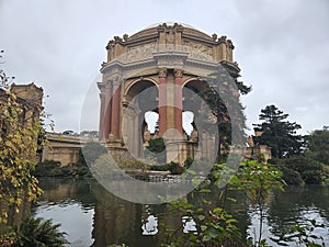 Palace of Fine arts and the reflections of the great architecture inthe pond, fantastic place to visit in San Francisco