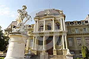 Palace of Justice, District Court of Lausanne and sculpture of W