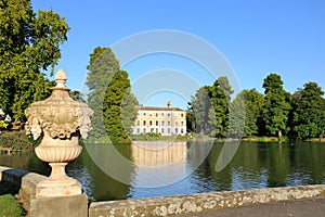 Palace in Kew Gardens and the fountain pool