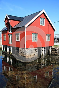 Palafitte's house of Ure mirroring