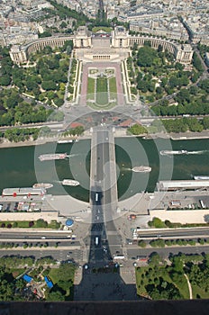 Palais de Chaillot and Pont d'lÃÂ¨na in Paris photo