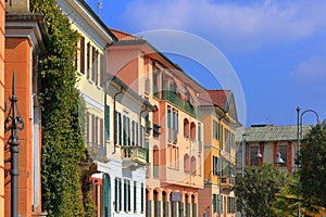 PALAZZI STORICI COLORATI DI ANGERA, ITALIA, HISTORICAL COLORFUL BUILDINGS OF ANGERA, ITALY