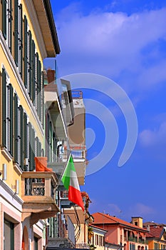 PALAZZI STORICI COLORATI DI ANGERA, ITALIA, HISTORICAL COLORFUL BUILDINGS OF ANGERA, ITALY