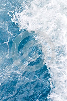 Bledý modrý more vlna během vysoký příliv a odliv abstraktní oceán 