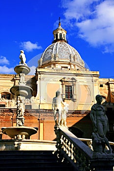   la piazza cittadina barocco statua cupola 