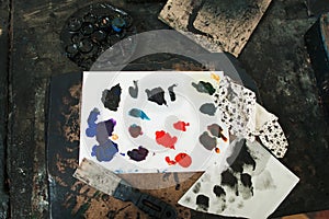 Palette with paletteknife and rag, flat lay