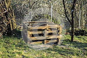 Pallet Compost Bin. Composter made og pallets in garden