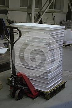 Pallet truck and pallet with paper