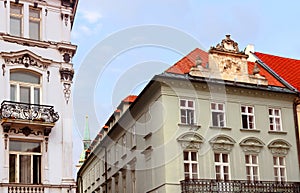Palugyayov palác vlevo a věž centra katedrály sv. Martina v Bratislavě, Slovensko