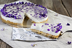 Pana cotta cake with violets in jelly