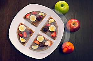 Pancake cut in four parts decorated with fruits