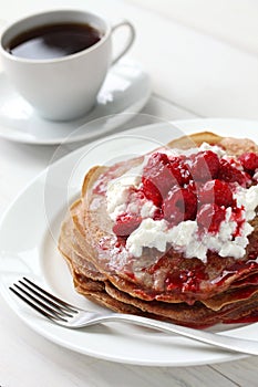 Pancakes with ricotta and raspberry sauce