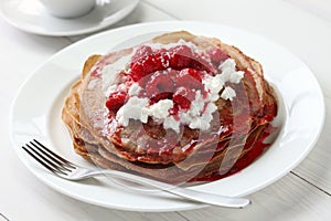 Pancakes with ricotta and raspberry sauce