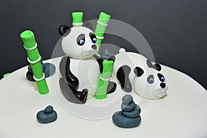 Panda bears fondant cake - figurine details