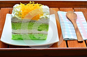 Pandan cake, fios de ovos topdressing