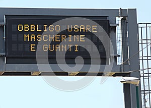 Pannel with italian text that means obligation to use surgical m photo