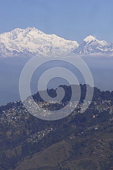 panorama of beautiful darjeeling hill station and snowcapped mount kangchenjunga