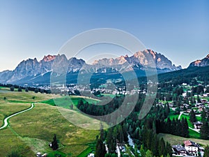 La Valle Sud Tirolo , Europa. panoramico alta montagna verde un massiccio dolomiti pascolo di montagna 