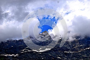 Panorama delle Alpi, Montagna che sbuca dalle Nuvole photo