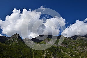 Panorama delle Alpi, Montagna con Cielo Blu e Nuvole Bianche