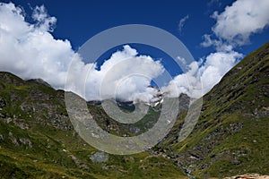 Panorama delle Alpi, Montagna con Cielo Blu e Nuvole Bianche photo