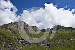 Panorama delle Alpi, Montagna con Cielo Blu e Nuvole Bianche