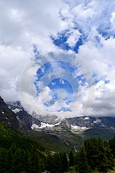 Panorama delle Alpi, Montagne, Boschi e Nuvole