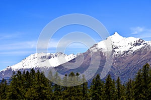 Panorama delle Alpi, Montagne Innevate con Ghiacciai photo