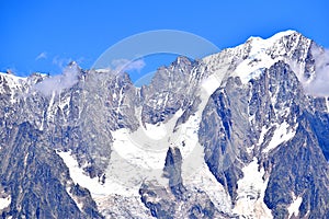 Panorama delle Alpi, Montagne innevate con ghiacciai photo