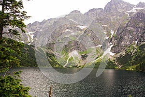 Panoráma zo zelených tatranských beskýd s jazerom a vodopádmi