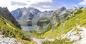 Panorama horského jezera ledovcového Popradského plesa 1494 m ve Vysokých Tatrách, Slovensko. Malebný výhled během