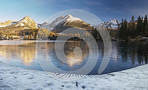 Panoráma horského jazera v zimnej scenérii, Štrbské Pleso, Sl