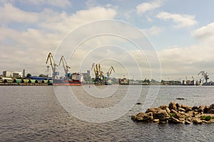 Panorama of the port cranes of ships. Railway cars on loading and unloading. le.