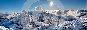Panoráma z vrcholu Salatín v Nízkych Tatrách počas zimného západu slnka