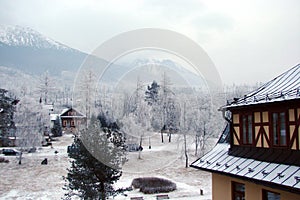 Hřeben Vysokých Tater. Slovensko. Panorama zatažené modré zimní oblohy nad zasněženými štíty Vysokých Tater.