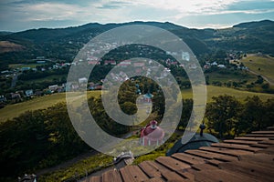 Panorama z vrcholu Banska Stiavnica Cavalry na středním Slovensku v odpoledních hodinách s výhledem na město