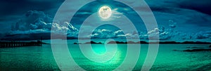 Z more. farbistý nebo oblak a jasný mesiac v splne na prímorská krajina na noc. pokoj príroda vonkajšia 