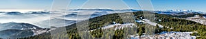 Panoráma zimných Vysokých Tatier a mnohých malých kopcov